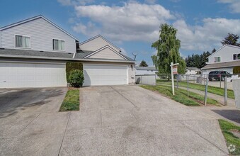 Building Photo - Welcome to this charming 2 bedroom, 2 bath...