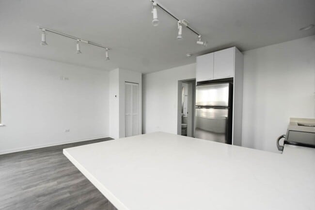 Building Photo - 940 W Winona St