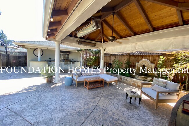 Building Photo - Gorgeous Ranch Style 4BD/2.5BA!  Outdoor Kitchen!  Hot Tub!  FOUNDATION