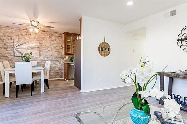 Building Photo - Pristine condo in the charming and quaint community of Lakeshore Villas 2/2 Pets OK With Owner Ap...