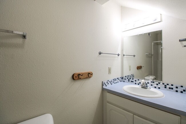 Building Photo - 3200 Lorian Ln SE