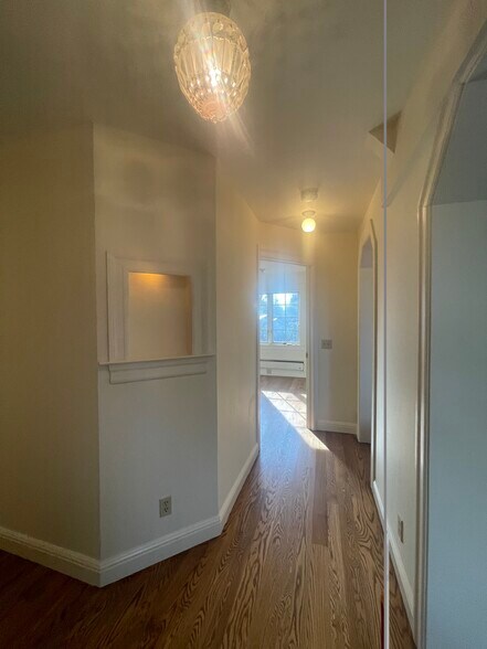 Building Photo - 200 Iris Way