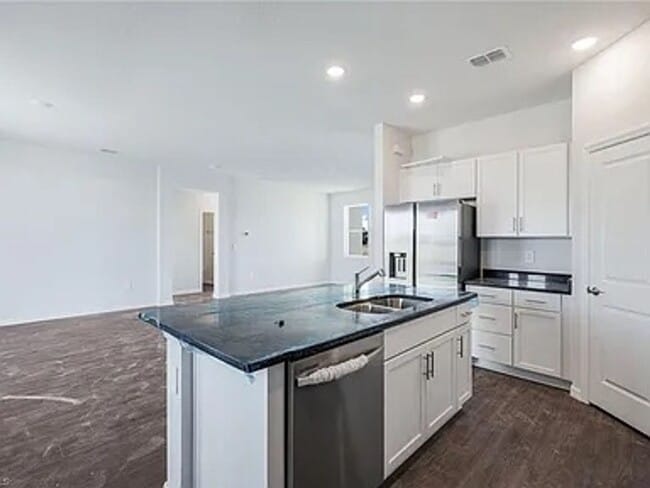 Building Photo - 915 NE 19th St