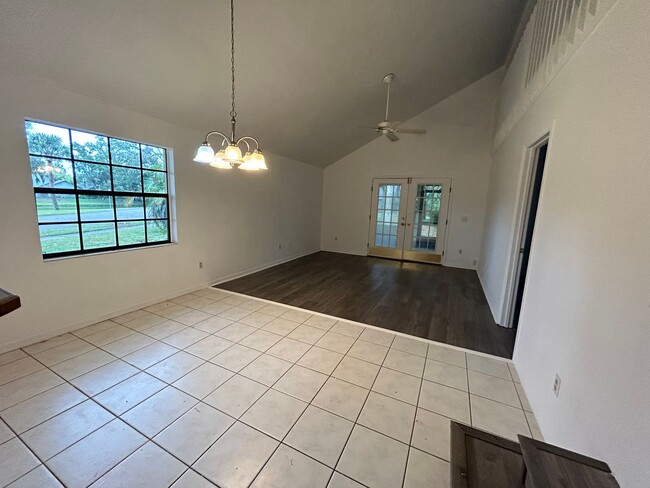 Building Photo - 1/2 Duplex For Rent !