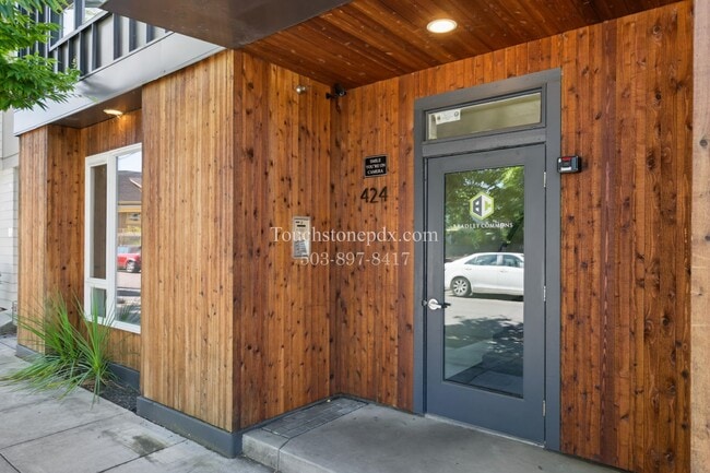 Building Photo - Ground-Level Modern Apartment at Bradley Commons!