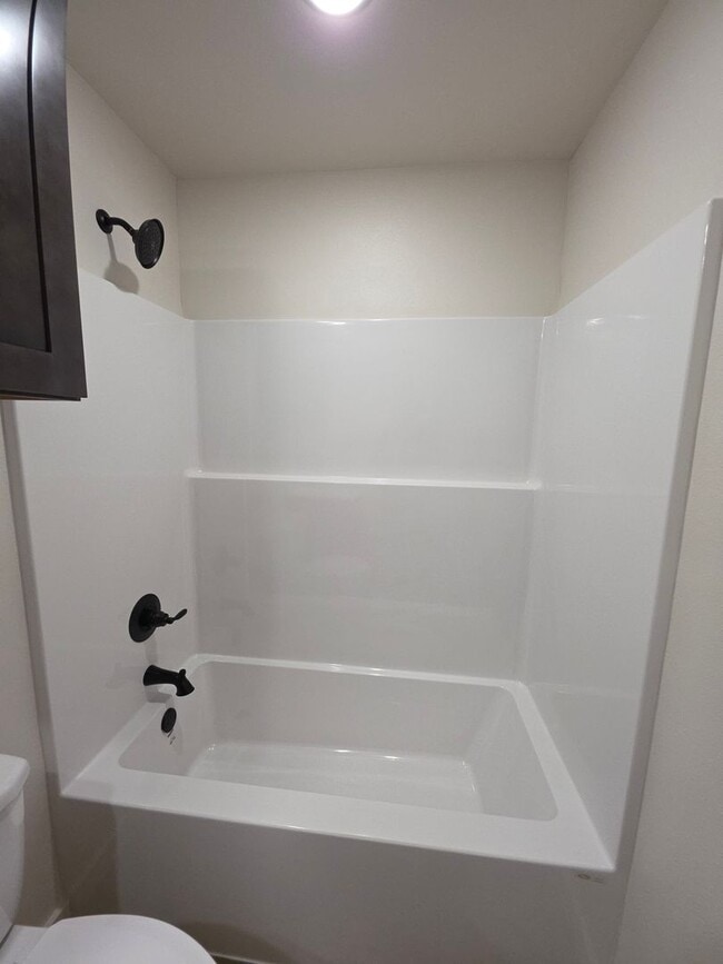 Building Photo - 703 W 12th St