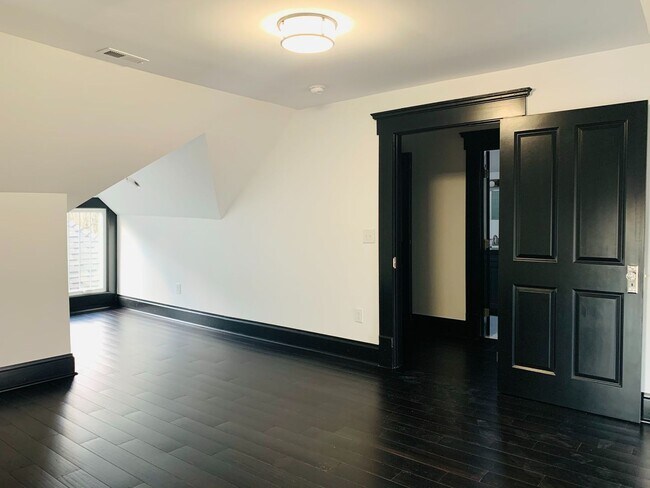 Building Photo - 3 Bedroom 2.5 Bath Just Steps from Franklin Park!!
