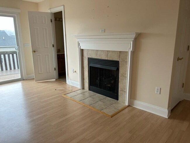 Building Photo - 2 bedroom town house, great neighborhood!