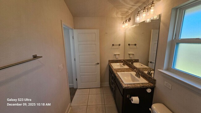 Building Photo - Warm & Inviting Home