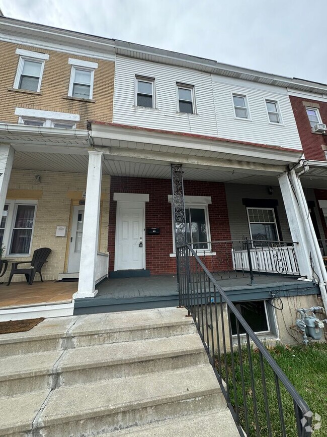 Building Photo - THREE BEDROOM Home w off street parking