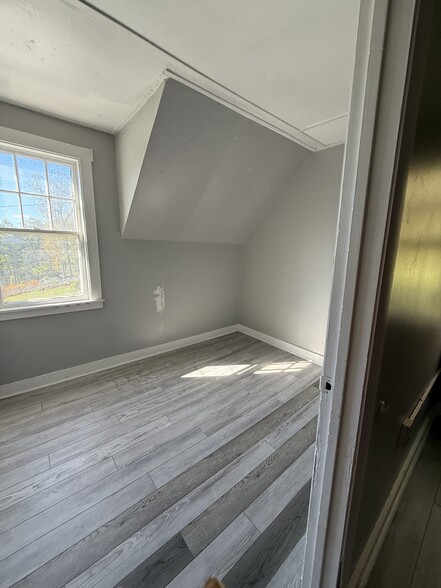 Building Photo - 56 Long St