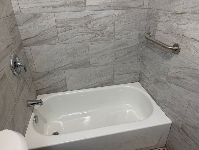 Building Photo - Updated 2 bedroom 1 bath duplex in Eugene!