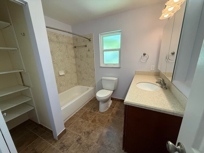 Building Photo - 1143 SE Sabina Ln