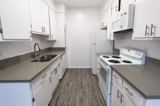 Interior Photo - 18411 Vincennes Street