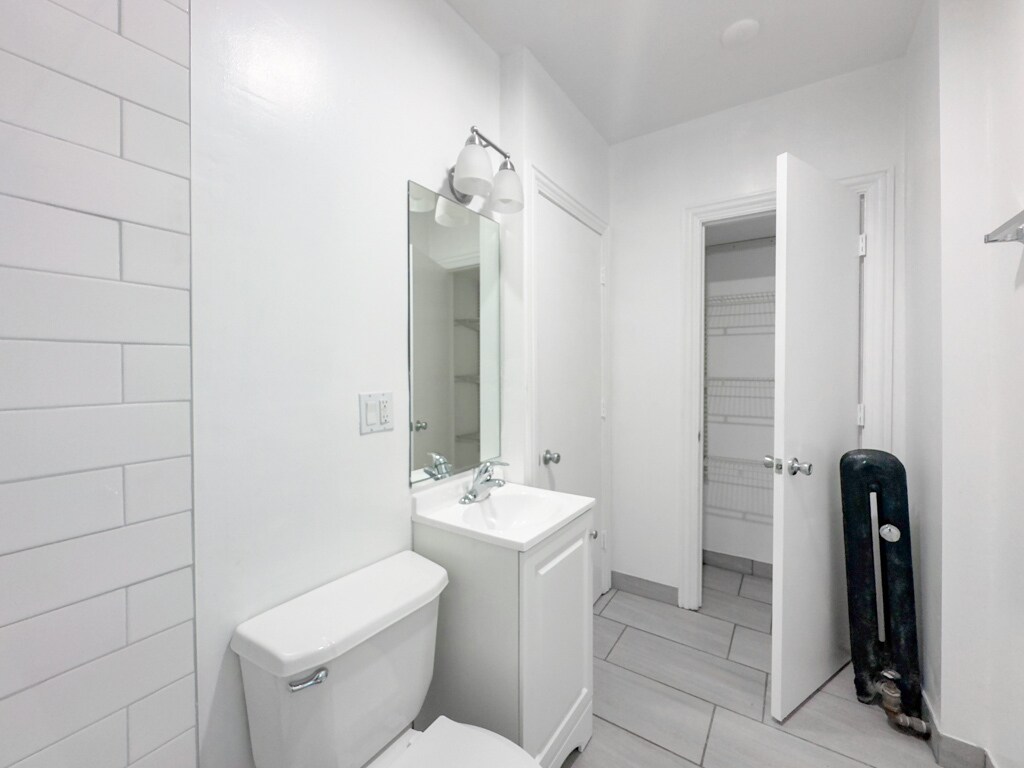 Building Photo - 4037 N Kenmore Ave