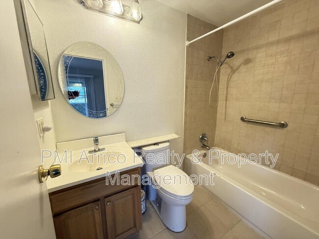 Building Photo - 2202 Clubhouse Dr