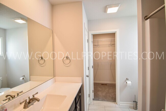 Building Photo - 3 Bedroom 2 Bath Home in Clive / Waukee School District