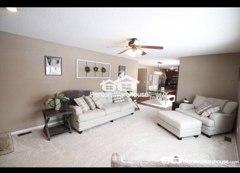 Building Photo - 165 SE Pleasant View Dr