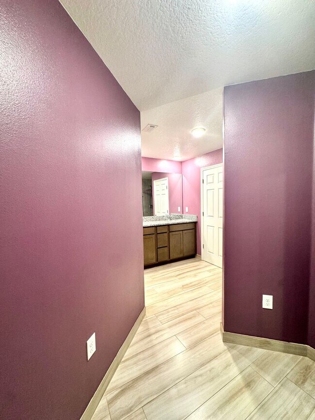 Building Photo - Beautiful 4-Bed, 2-Bath Home in a Prime Location!