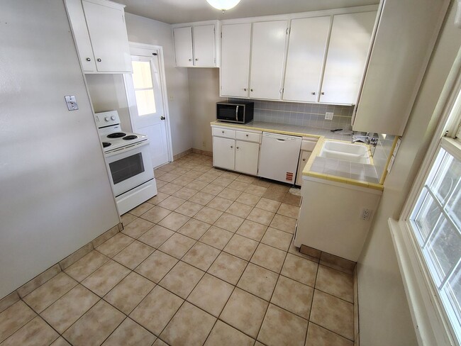 Building Photo - 1538 Maplewood Dr