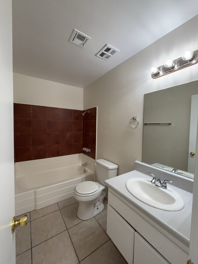 Building Photo - "Spacious 2-Bed, 2-Bath Gem in Las Vegas –...