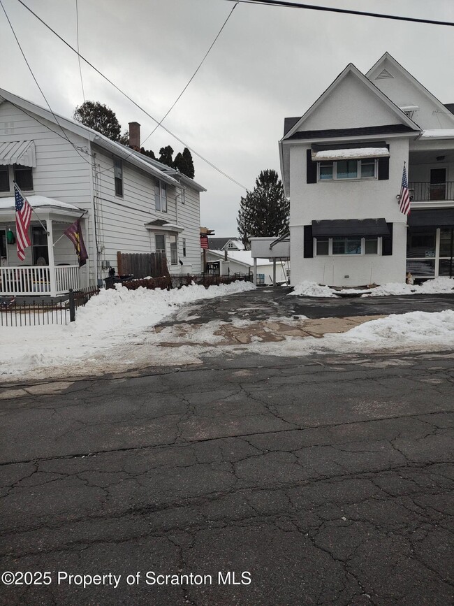 Building Photo - 136 Chestnut St