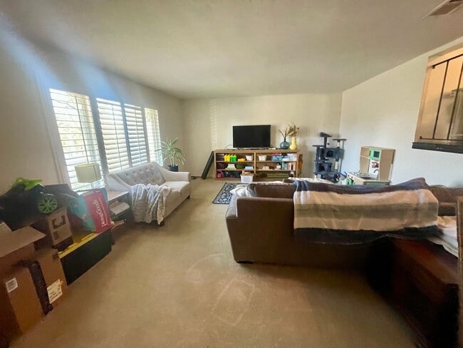 Building Photo - Gorgeous South West Escondido Home! $4,200/Month.  Pets Allowed - Text 619-889-8400