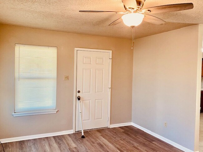 Building Photo - BEAUTIFUL COUNTRY 2 BEDROOM LEASE HOME IN ...