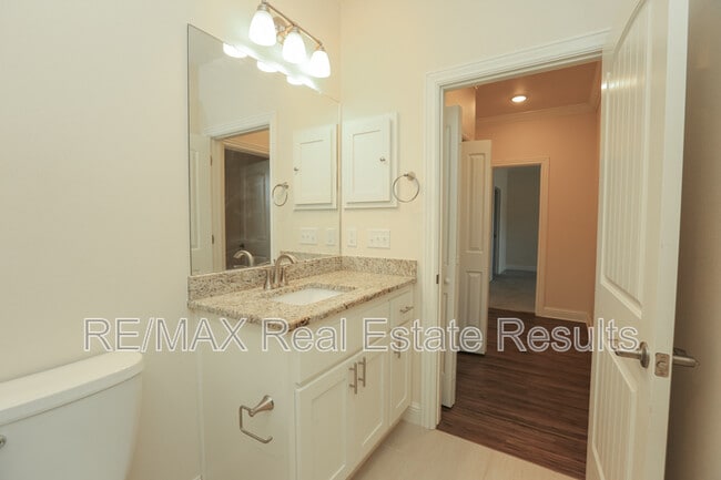 Building Photo - 2106 SW Huntwick Ave