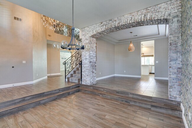 Building Photo - Luxurious 4 bd 3.5 bth Henderson Home in G...