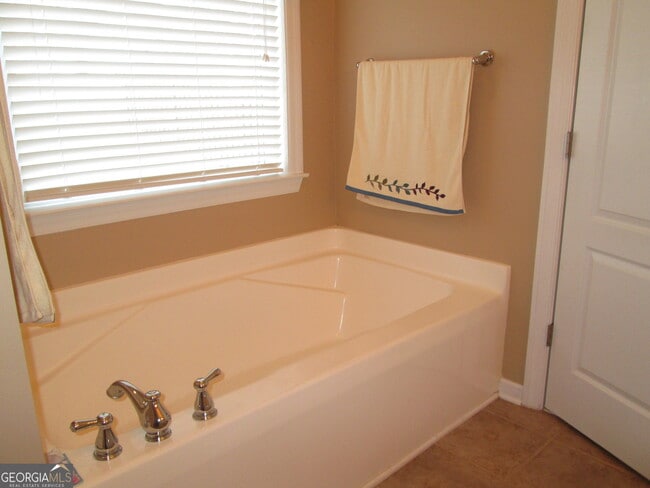 Building Photo - 10 Colonial Ct