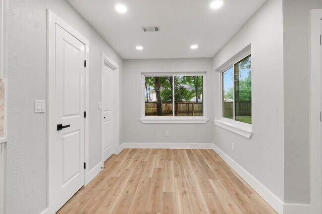 Building Photo - 9 Indian Cedar Ln