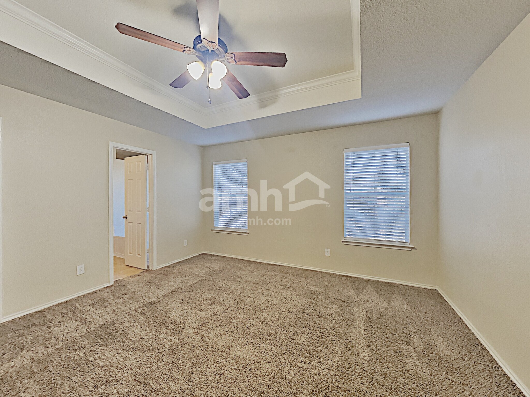 Building Photo - 5839 Sherbrooke Oak