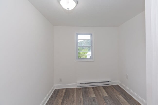 Building Photo - 2 Bed/1 Bath Trailer in Berkeley Springs
