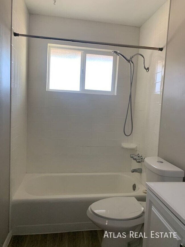 Building Photo - 1013 E Palm Ln