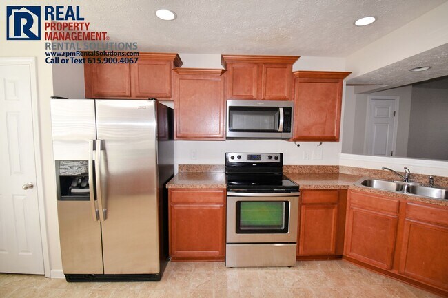 Building Photo - Beautiful Smyrna townhome less than 1 mile...