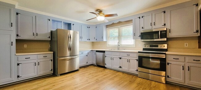 Building Photo - Large 3 bedroom rancher on huge lot off of...