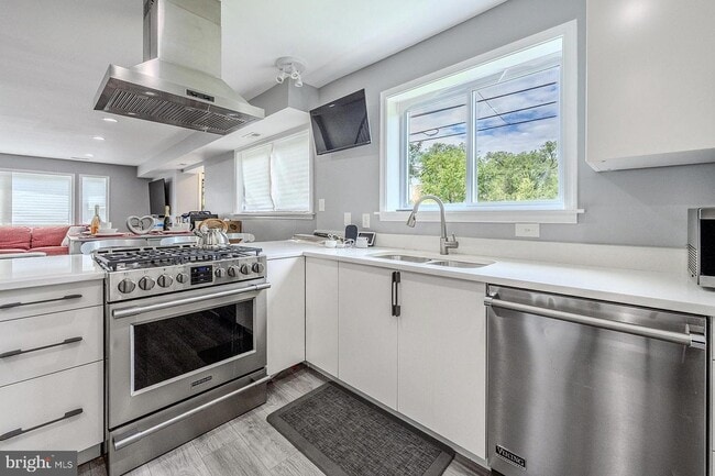 Building Photo - 5131 Chillum Pl NE