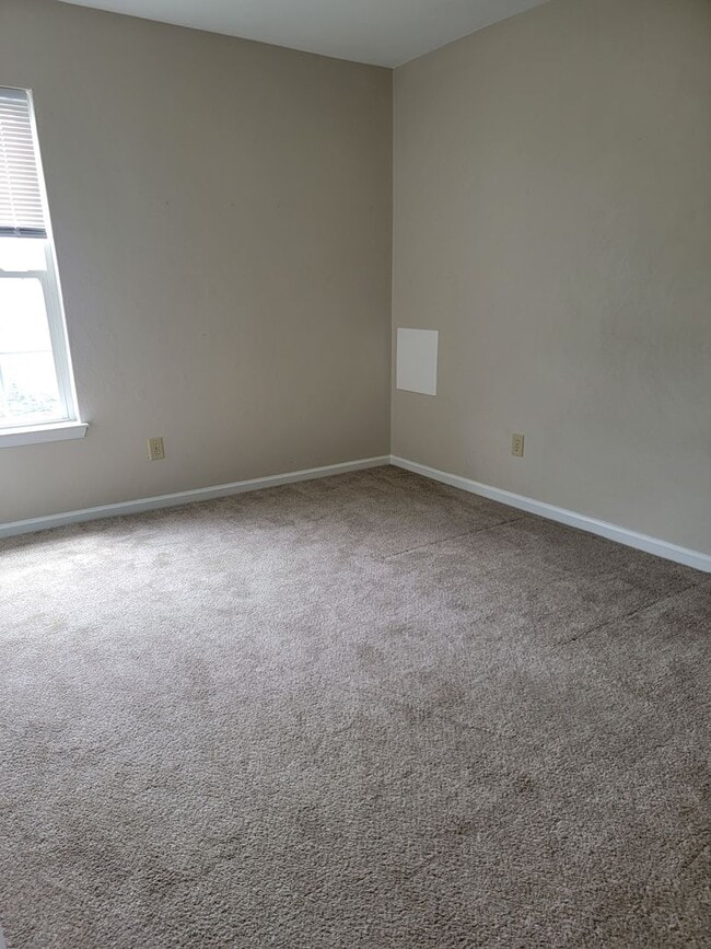 Building Photo - Spacious 4 Bedroom in Stonegate