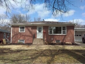 Building Photo - Cute, well maintained, brick duplex in South Central Lincoln