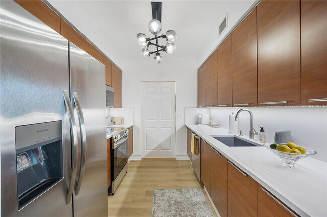 Building Photo - 350 SE 2nd St