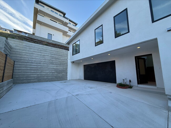 Building Photo - AVAILABLE NOW - Executive Luxury Ocean-View Home in Prime Morro Bay Location - 3 Bed / 3 Bath