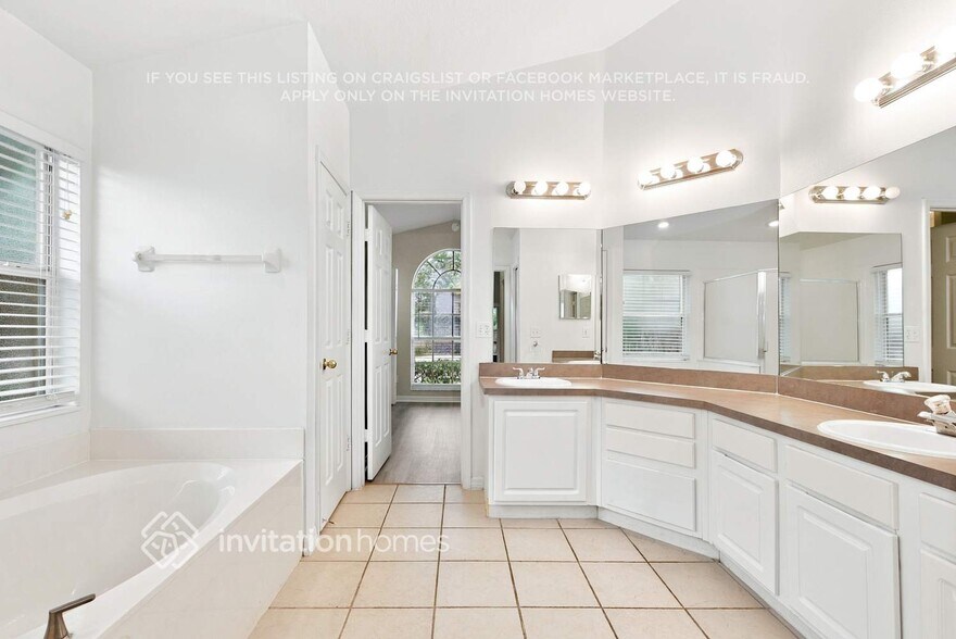 Building Photo - 300 Balogh Pl