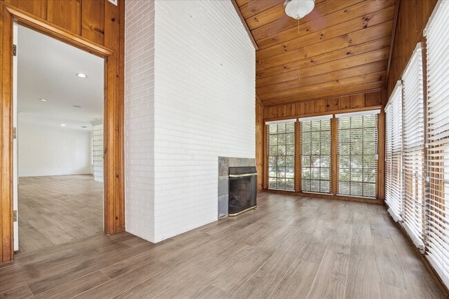 Building Photo - 4025 Essex Ln