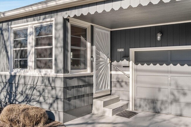 Building Photo - Adorable 2-bdrm/1-bath mid-century modern. Private backyard, sauna, washer/dryer, & more!