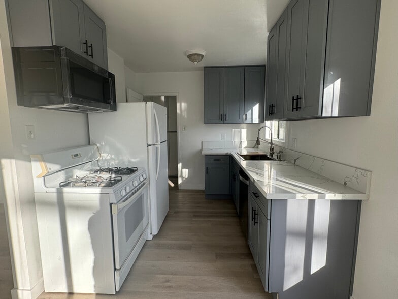 Primary Photo - 3740 S Bentley Ave