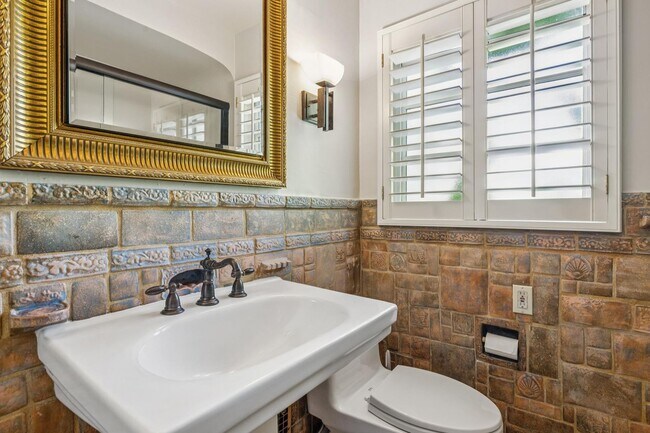 Building Photo - Mediterranean Beauty in Crescent Park – 5B...