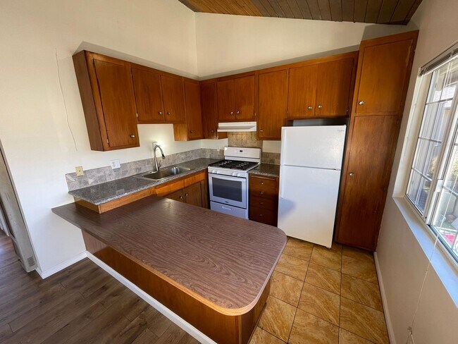 Building Photo - Sunny Upstairs Two Bedroom Unit with Large...