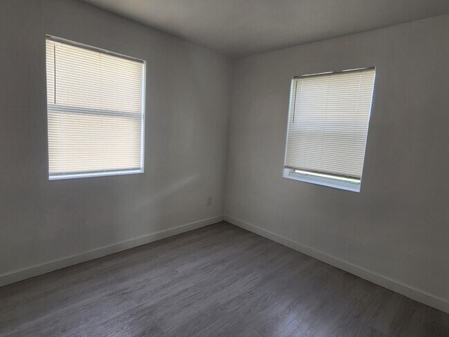 Building Photo - 1754 NE 48th Ct