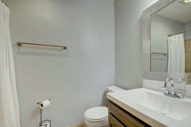 Building Photo - Great little modern and super clean home i...